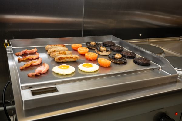 Lincat GS6 - Silverlink Electric Counter-top Griddle – Steel Plate – Single Zone – W 600 mm – 3.0 kW - Image 2
