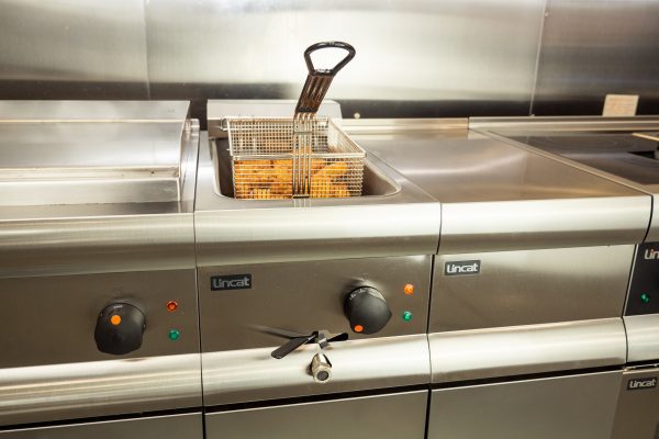 Lincat J6 - Silverlink Electric Free-standing Single Tank Fryer – 1 Basket – W 300 mm – 6.0 kW - Image 3