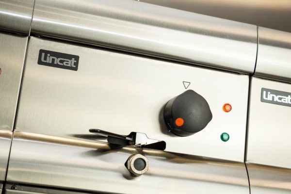 Lincat J6 - Silverlink Electric Free-standing Single Tank Fryer – 1 Basket – W 300 mm – 6.0 kW - Image 4