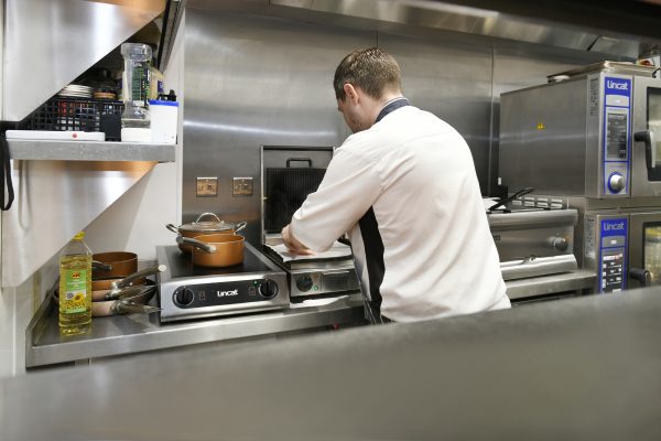 IH21 - Lincat Electric Counter-top Induction Hob - Image 4