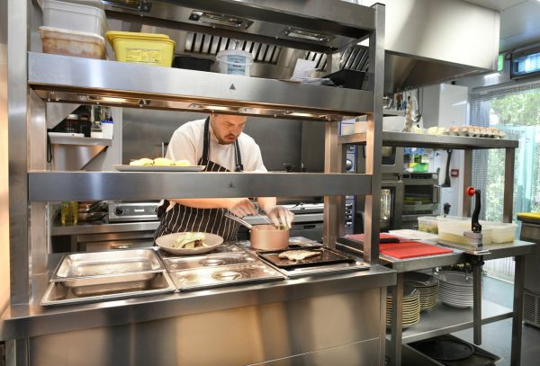 Lincat Panther 670 Series Free-standing Hot Cupboard - Bain Marie Top - 4GN - W 1530 mm - 4.9 kW - Image 2