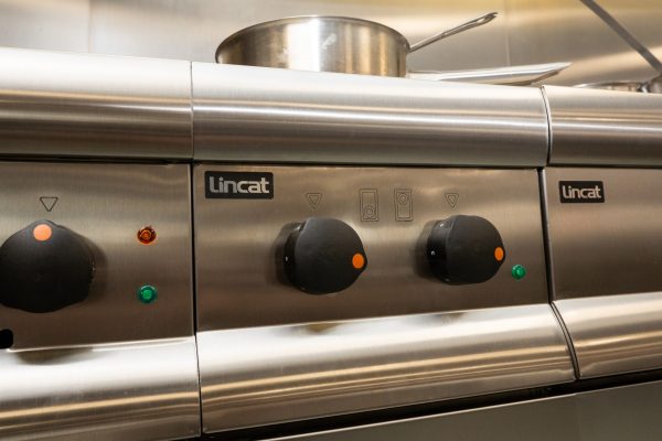 Lincat Silverlink 600 Electric Counter-top Boiling Top - 2 Plates - W 300 mm - 3.0 kW - Image 2