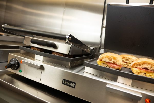 Lincat Lynx 400 Electric Counter-top Twin Panini Grill - Ribbed Upper & Lower Plates - W 623 mm - 4.5 kW - Image 4