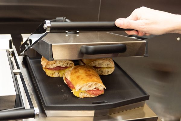 Lincat Lynx 400 Electric Counter-top Twin Panini Grill - Ribbed Upper & Lower Plates - W 623 mm - 4.5 kW - Image 3
