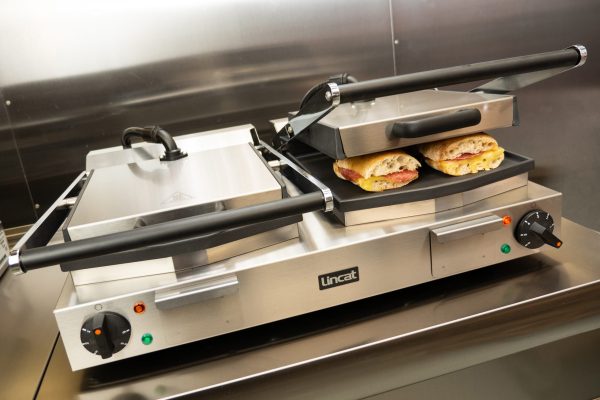 Lincat Lynx 400 Electric Counter-top Twin Panini Grill - Ribbed Upper & Lower Plates - W 623 mm - 4.5 kW - Image 2