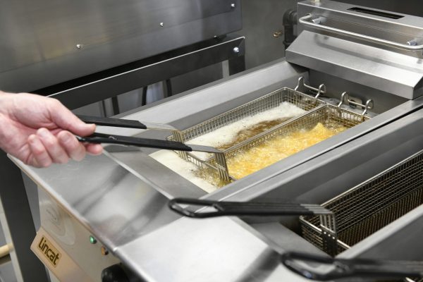 Lincat Opus 800 Electric Free-standing Twin Tank Fryer with Pumped Filtration - 2 Baskets - W 400 mm - 14.0 kW - Image 4