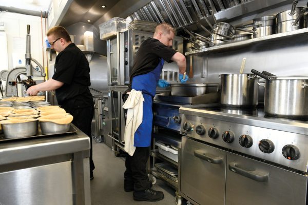 Lincat Phoenix Electric Free-standing Induction Oven Range - 6-Zone - W 900 mm - 17.1 kW [3-Phase] - Image 4