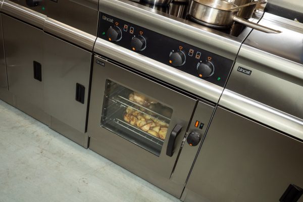 Lincat Silverlink 600 Electric Free-standing Oven - Glass Doors - W 600 mm - 3.0 kW - Image 4