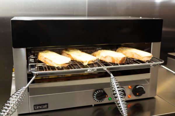 Lincat LSC - Lynx Superchef Electric Counter-top Infra-Red Grill with Rod Shelf & Spillage Pan – W 552 mm – 3.0 kW - Image 3