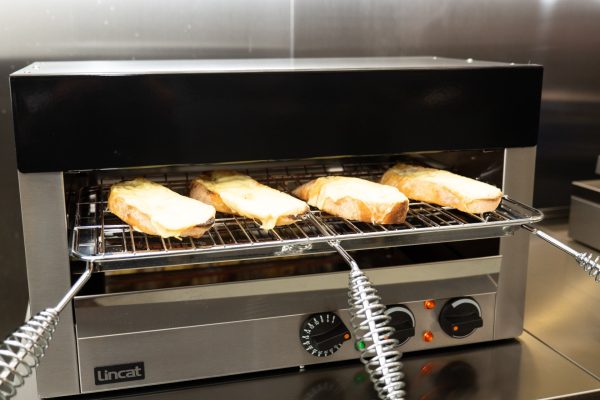 Lincat LSC - Lynx Superchef Electric Counter-top Infra-Red Grill with Rod Shelf & Spillage Pan – W 552 mm – 3.0 kW - Image 4
